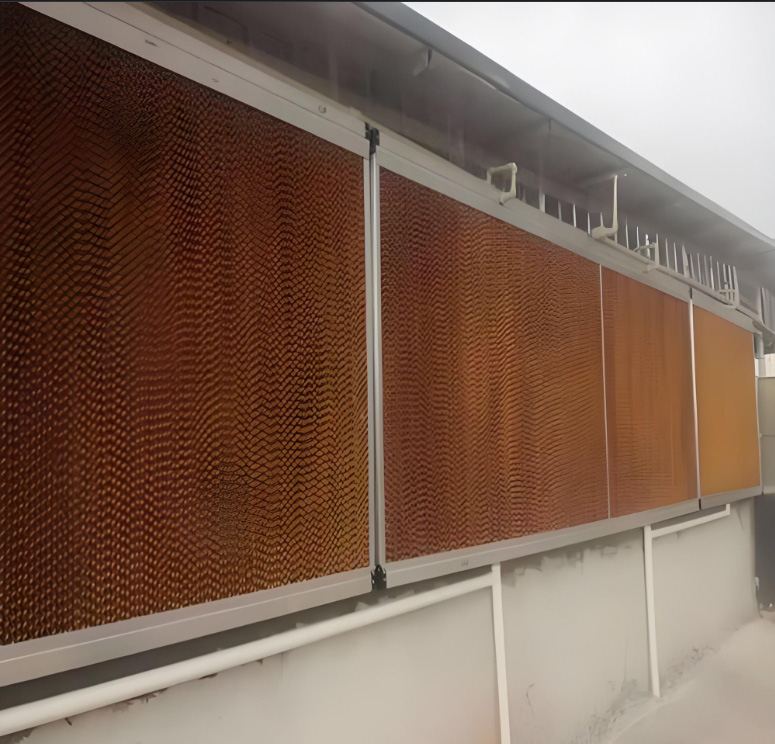 Evaporative cooling pad wall in a livestock barn